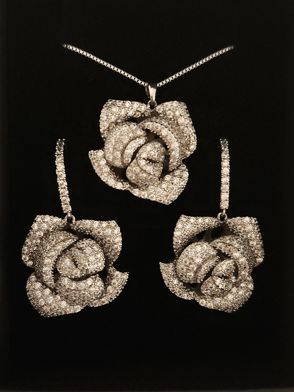 18K White Gold Plated Rose Shaped Jewelry Set With Swarovski Crystals